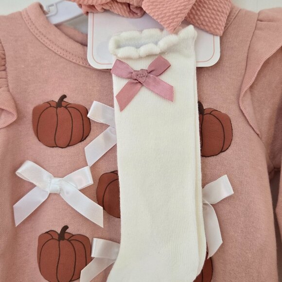 Nicole Miller Bubble Onesie with Pumpkin Print including socks and headband - Picture 3 of 6